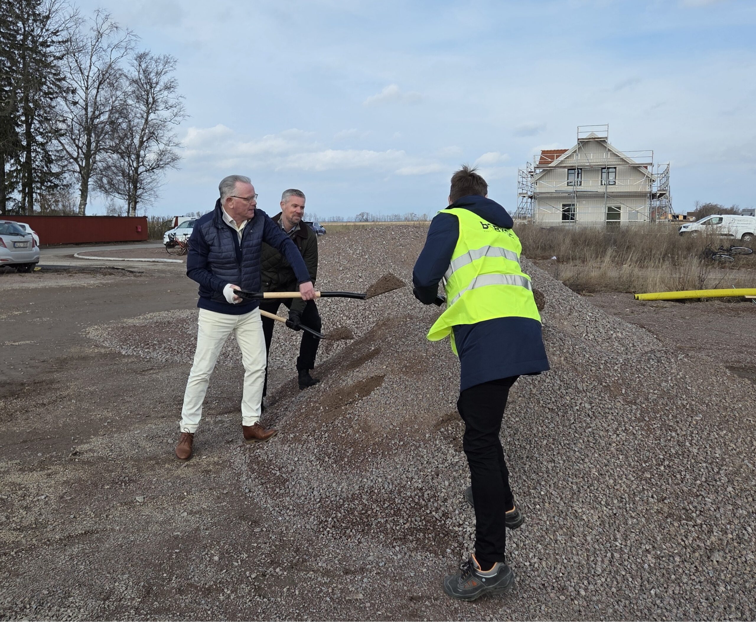 Spadtag på Karlsfrid med Tobias Bohman (VD VFAB), Bengt-O Petersson (Styrelseordförande VFAB) samt Mårten Parbrand (Vice VD/projektchef BC Bygg).